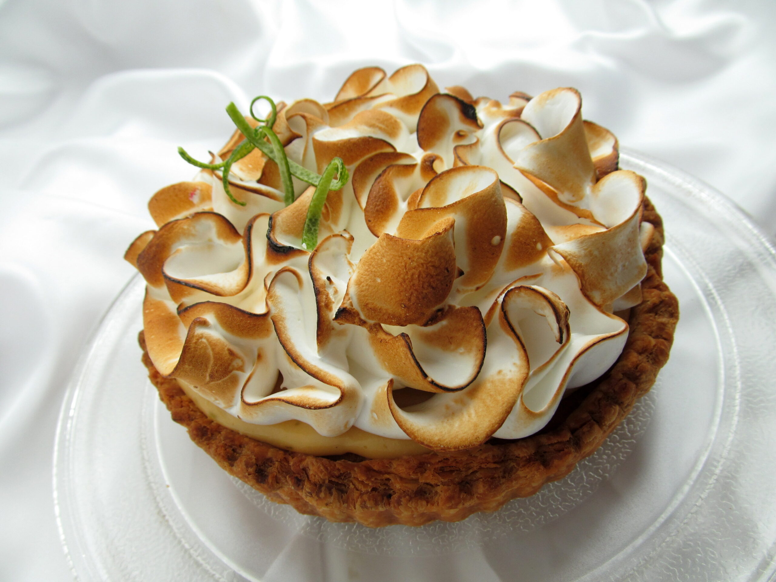 Les étapes express : du fond croustillant à la meringue aérienne