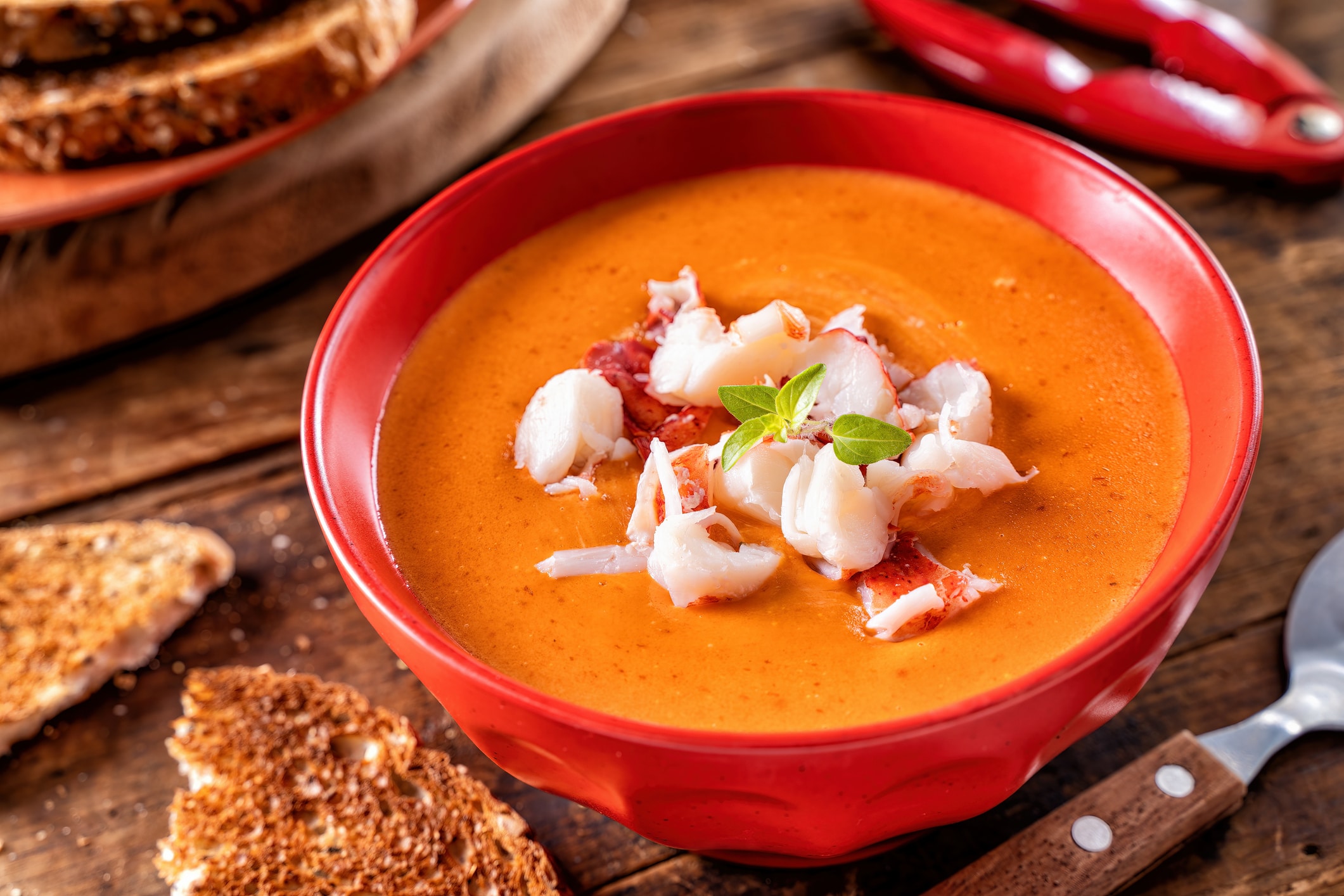 Homard en bisque crémeuse : le classique qui réchauffe